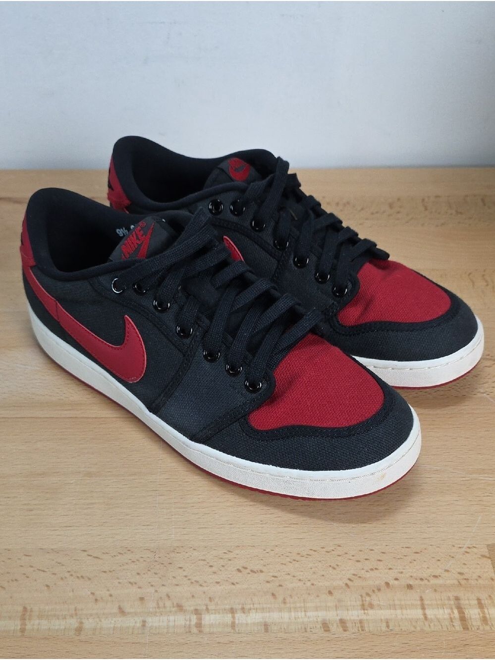 Nike Black and Red Low-Top Skate Sneakers 9.5